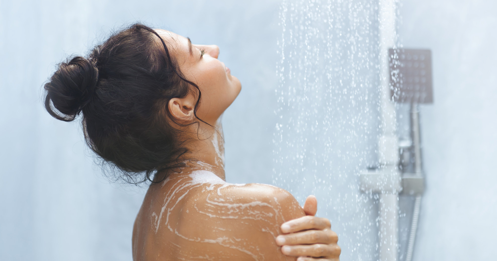 Ljudi na Redditu raspravljaju ima li se smisla tuširati ujutro: "Što točno perete?"