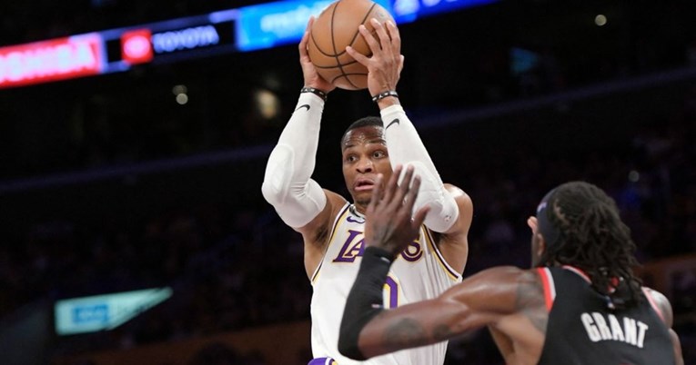 VIDEO Westbrookov suludi potez poslao Lakerse u poraz, navijači sasvim izgubili živce