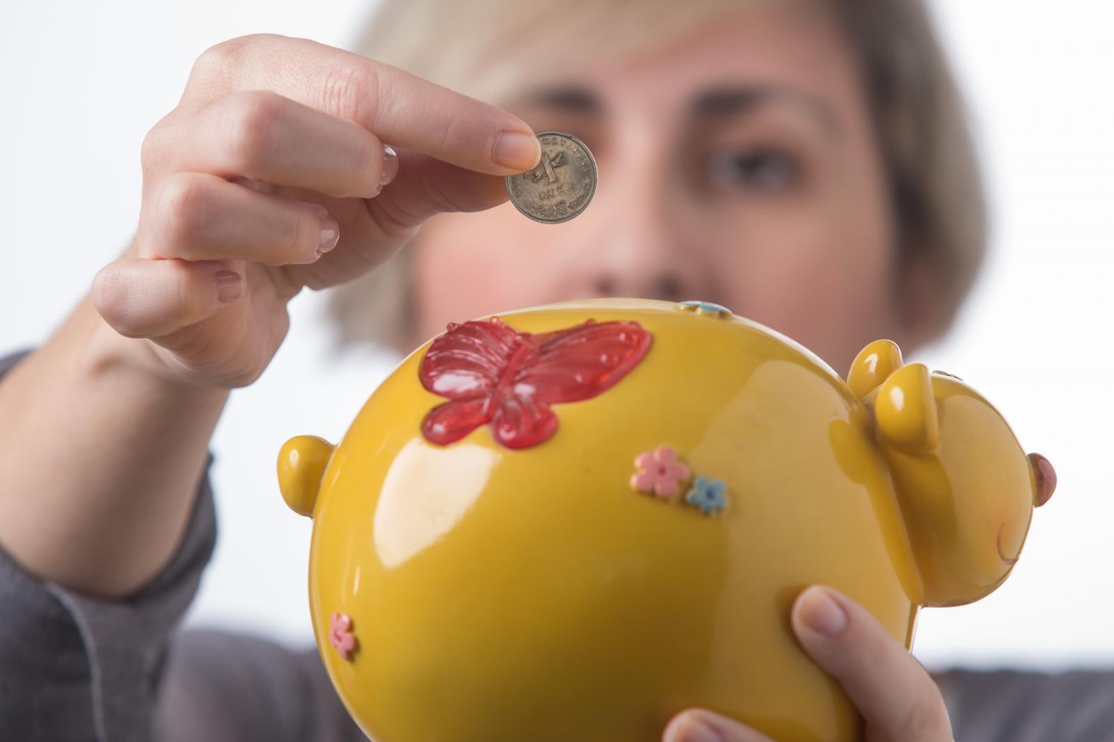 Građani sve manje štede u bankama, više se isplati spremati u čarapu