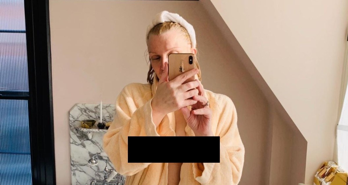 Courtney Love (54) pokazala bradavicu dok je pozirala u rastvorenom kućnom ogrtaču