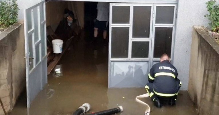 VIDEO Poplava u Novoj Gradiški, voda u Belom Manastiru zarobila ljude u autu