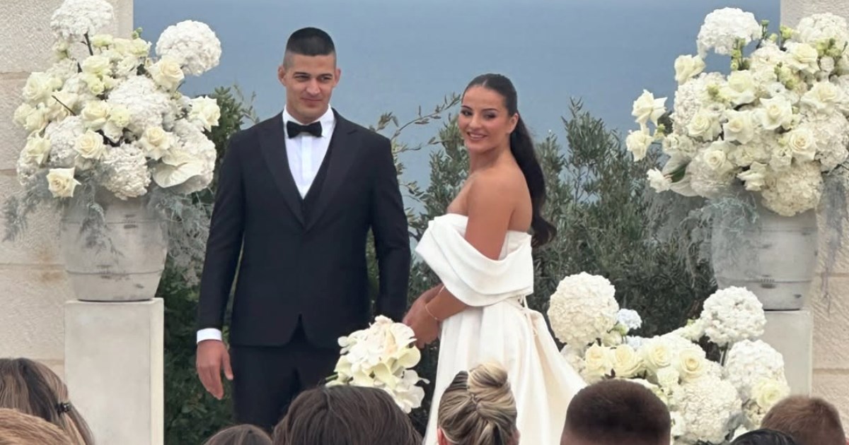 Barbara Matić i mladoženja počastili se pizzom na svadbi, ona zablistala u 2 haljine