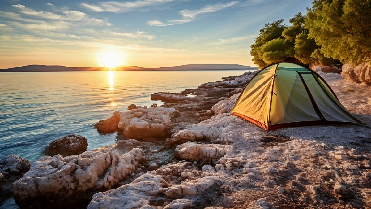 Upao u tuđi šator na plaži u Puli i pretukao dvojicu muškaraca, jedan teško ozlijeđen