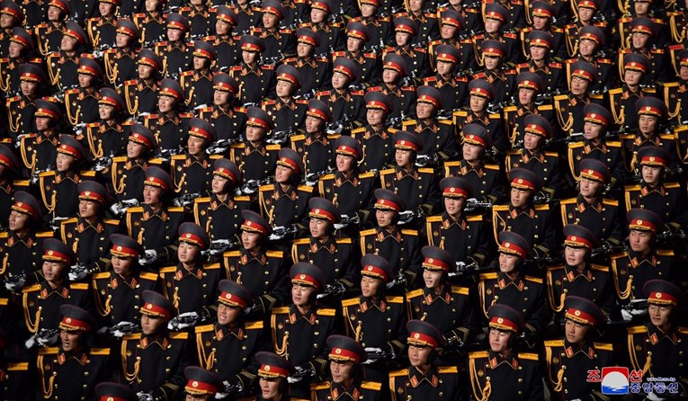 FOTO Sjeverna Koreja održala vojnu paradu