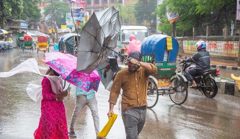 Ciklon Sitrang pogodio Bangladeš, poginulo 9 osoba. Među mrtvima i dijete (4)