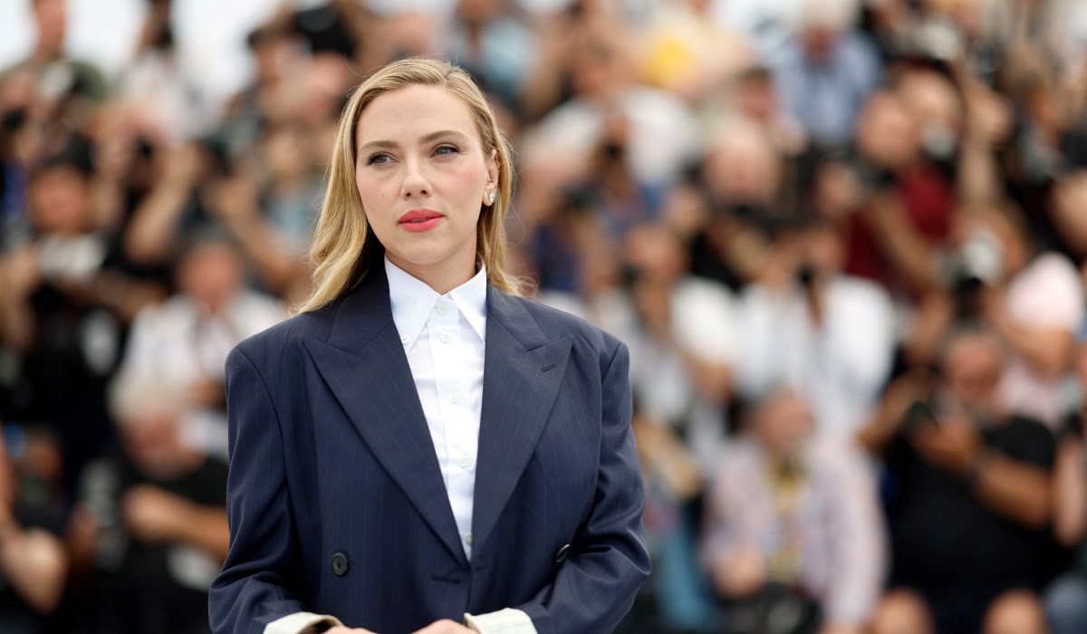 Scarlett Johansson zablistala u crnoj satenskoj haljini s detaljima od čipke