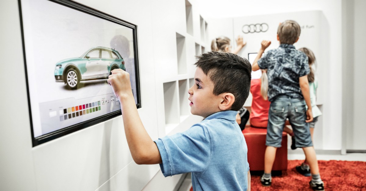 Trogodišnjakinja crtala u salonu po novim Audijima. Kamenom