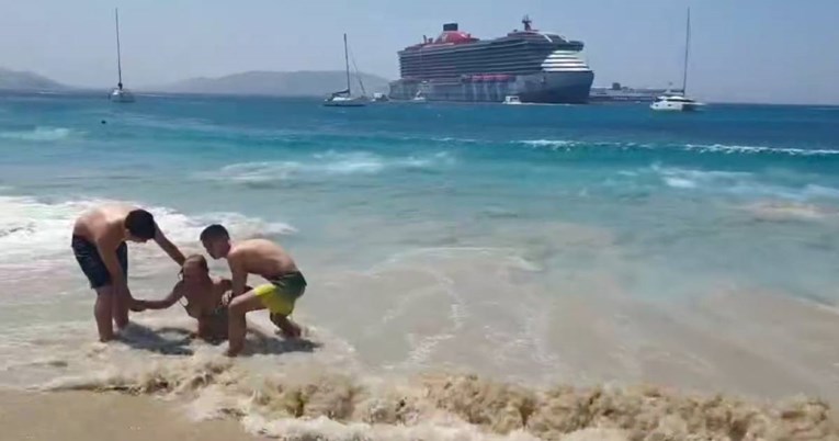 Kruzer izazvao ogromne valove na grčkoj plaži. Ženi slomljena rebra? Uhićen kapetan