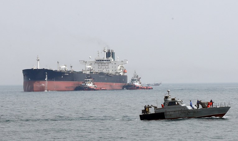 Sudarili se brodovi u Žutom moru, iz tankera se nafta izlila u more