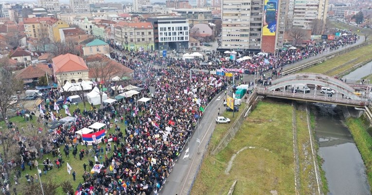 VIDEO Studenti u novoj velikoj akciji, stigli u Kragujevac. Dočekao ih crveni tepih