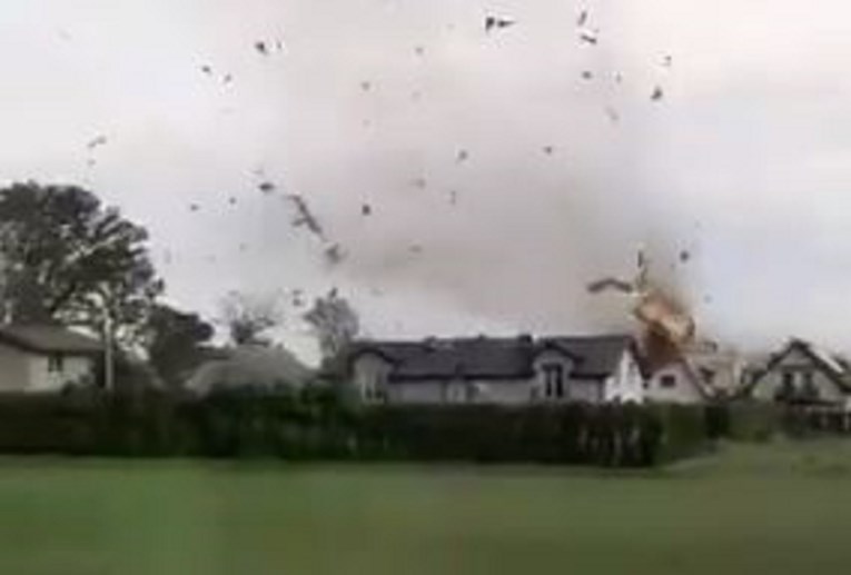 Zastrašujuća snimka: Tornado čupao krovove, mještani vrištali u pozadini