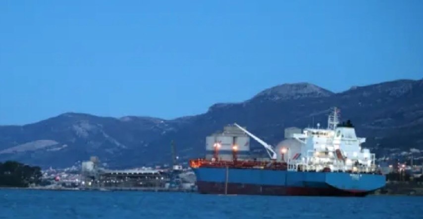 Talijanski tanker odsukan i dotegljen u splitsku luku