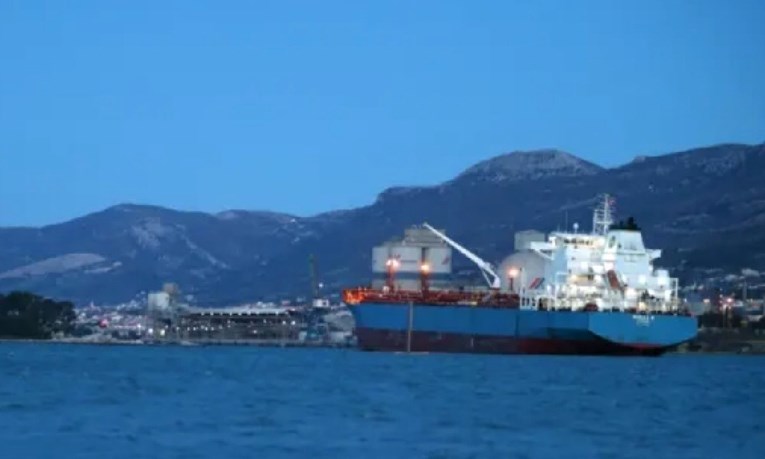 Talijanski tanker odsukan i dotegljen u splitsku luku