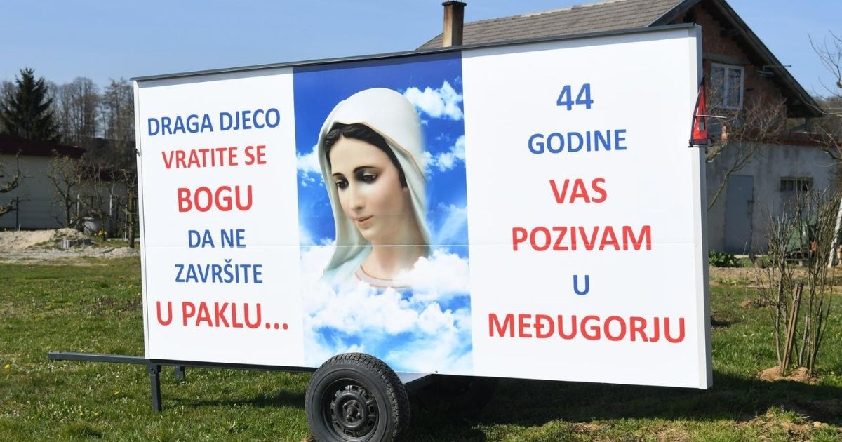 Ovo je plakat u Koprivnici: "Draga djeco, vratite se bogu da ne završite u paklu"