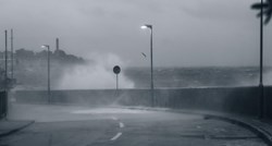 U Splitu zbog kiše i dizanja mora poplavljene ceste, izlilo se more u Trogiru