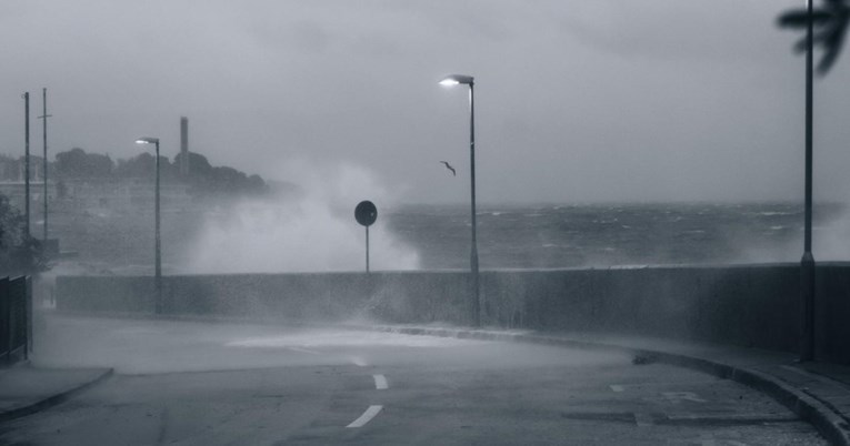 U Splitu zbog kiše i dizanja mora poplavljene ceste, izlilo se more u Trogiru
