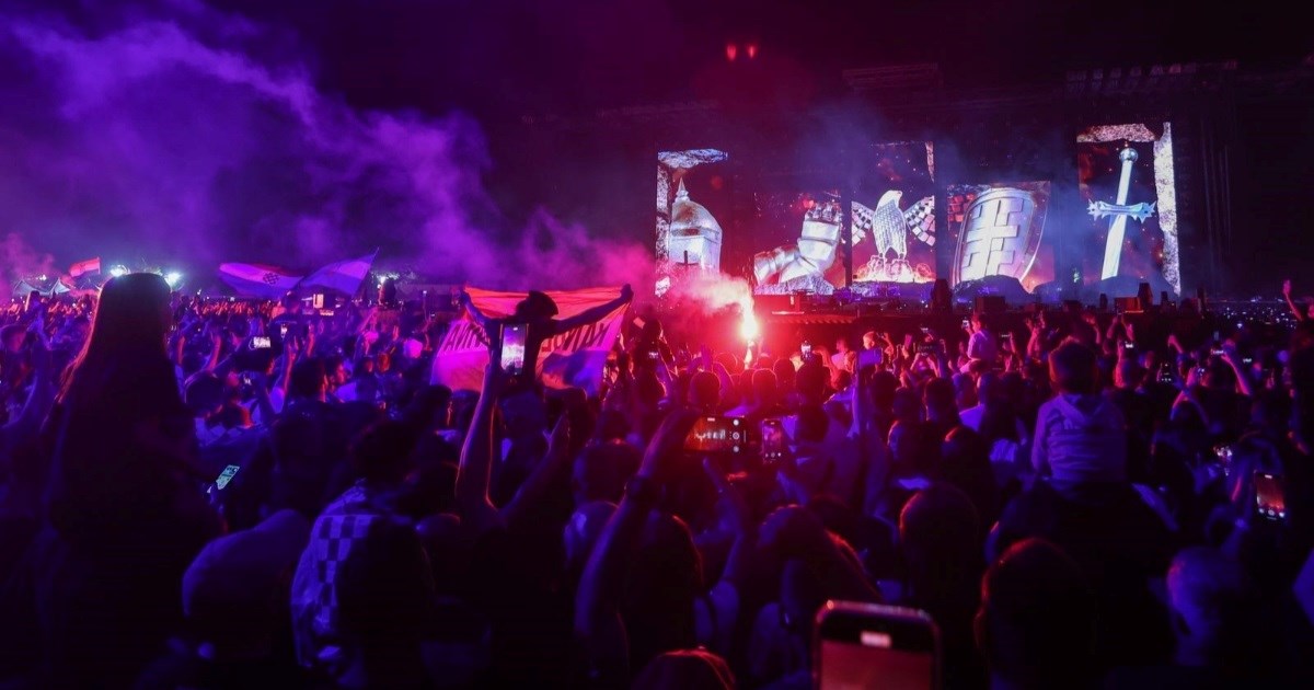 Thompsonov koncert kasnio više od sat vremena, otvorio ga pjesmom Ustani iz sjene