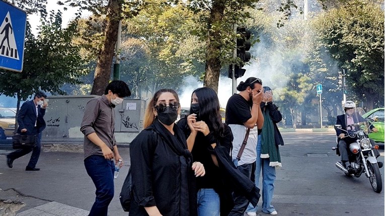 VIDEO Sukobi iranske policije i studenata, studenti ostali zarobljeni u kampusu
