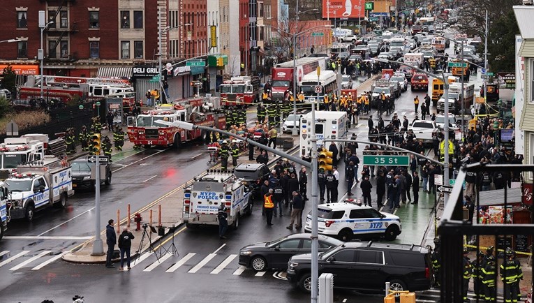 U podzemnoj u New Yorku ozlijeđeno 16 ljudi, napadač je u bijegu