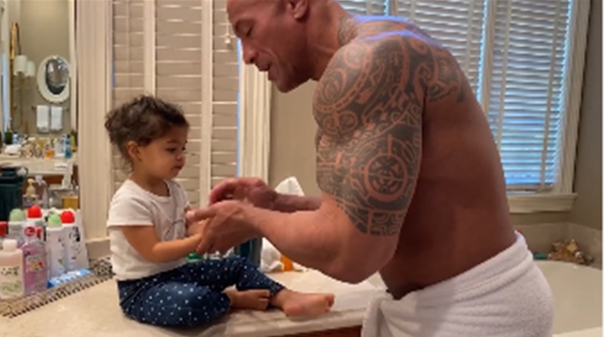 The Rock videom raznježio milijune, pogledajte kako uči kćerkicu pranju ruku