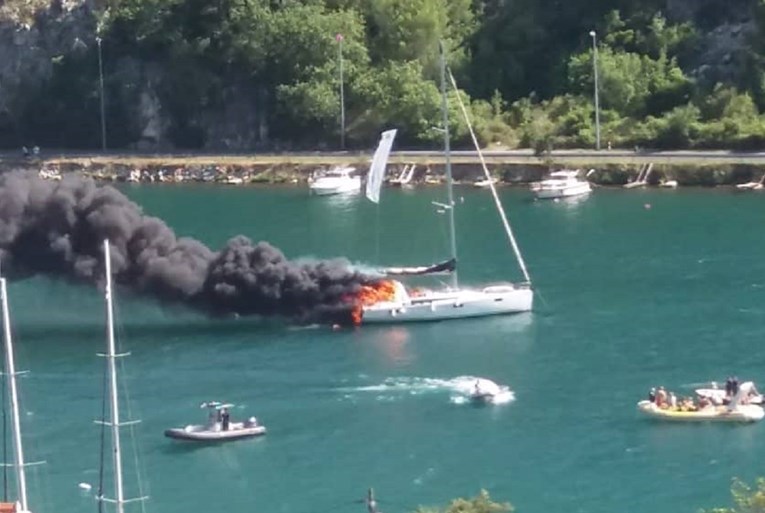 VIDEO Zapalila se jedrilica kod Dubrovnika