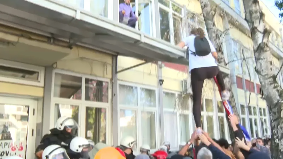 Prosvjedi u Novom Sadu. Okupljaju se građani, studenti kroz prozor ulaze na fakultet