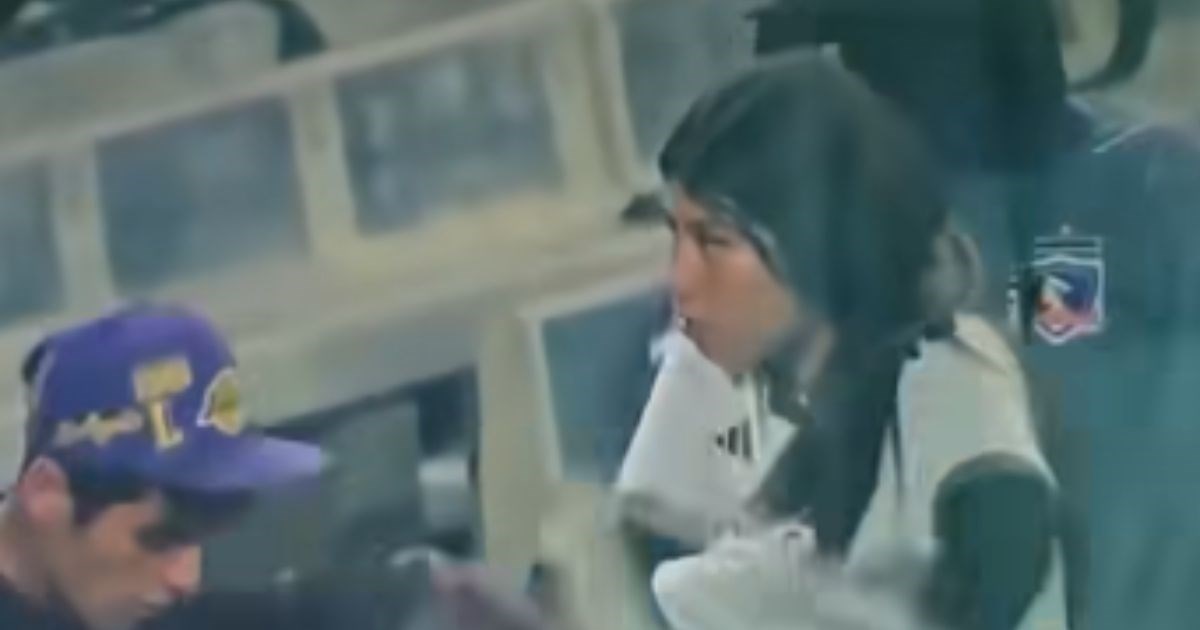 VIDEO Kamera snimila navijačicu kako skida dres tijekom nereda. Postala je hit