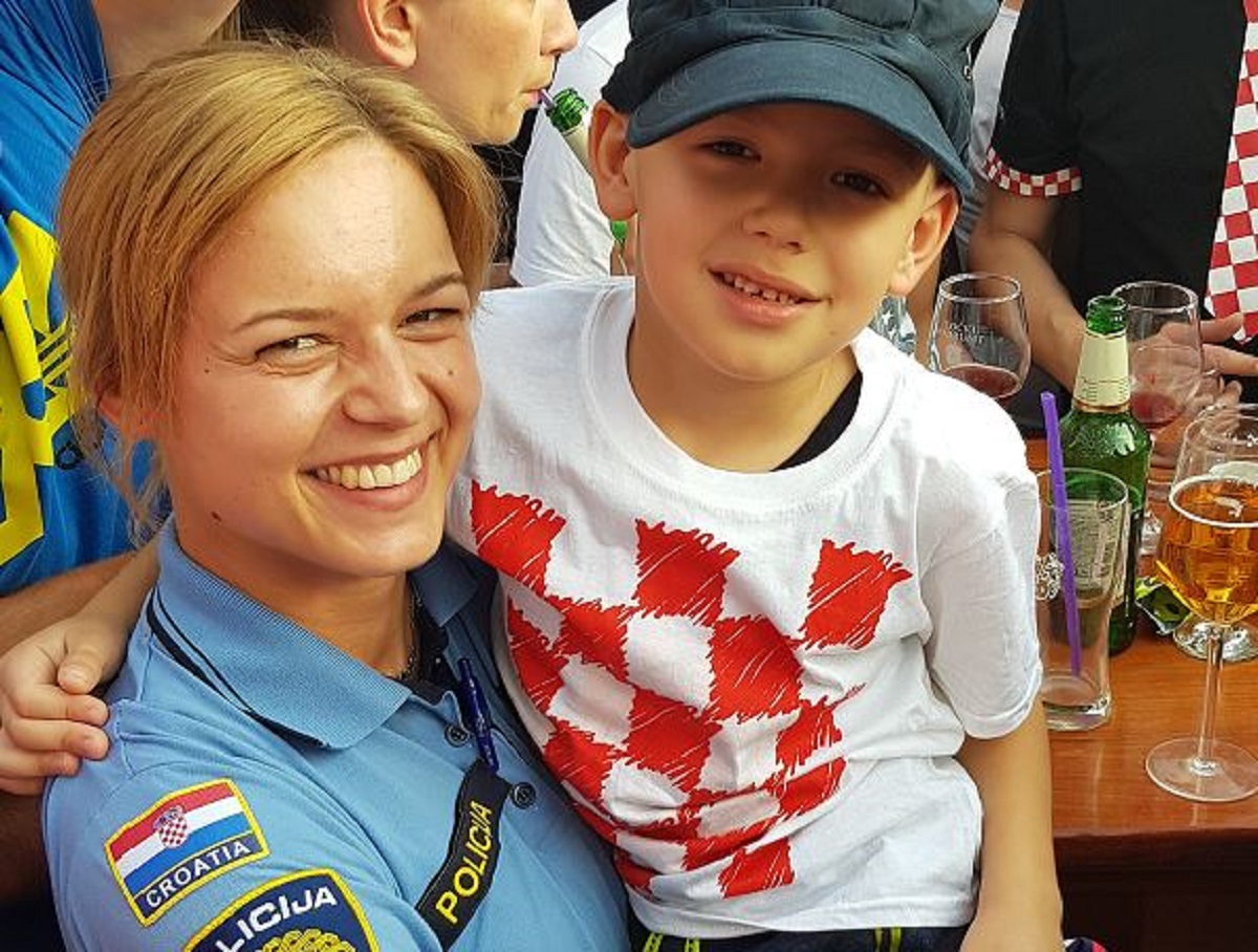Policajka oduševila gestom prema dječaku na Mandžukićevom dočeku u Brodu