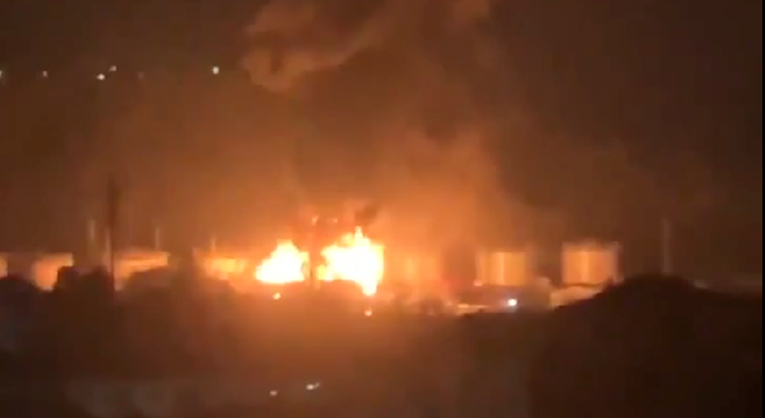 VIDEO Pogođena rafinerija u Rusiji, čulo se desetak eksplozija. Gori golem spremnik
