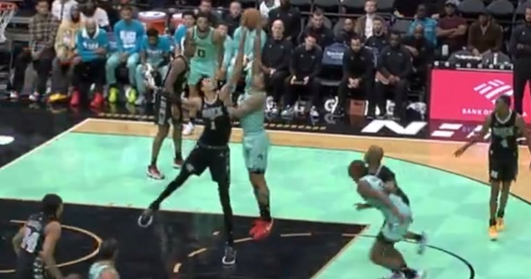 VIDEO Wembanyama blokirao "floater" bez da je skočio. Uzeo je suparniku loptu iz ruku