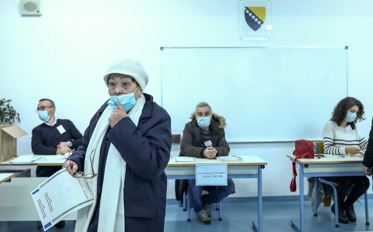 Čekaju se rezultati izbora u BiH. Puno pritužbi, od korone umro kandidat za načelnika