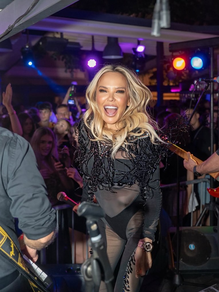 Maja Šuput nakon vijesti o razvodu nastupila u Zadru, objavila fotke s koncerta