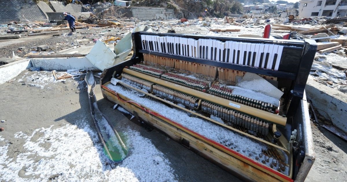 Klavir koji je preživio tsunami u Japanu 2011. izložen u zračnoj luci Sendai