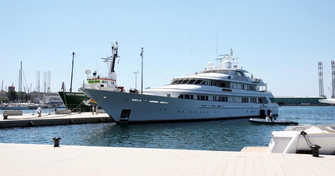 Superjahta Prediction usidrena u pulskoj luci