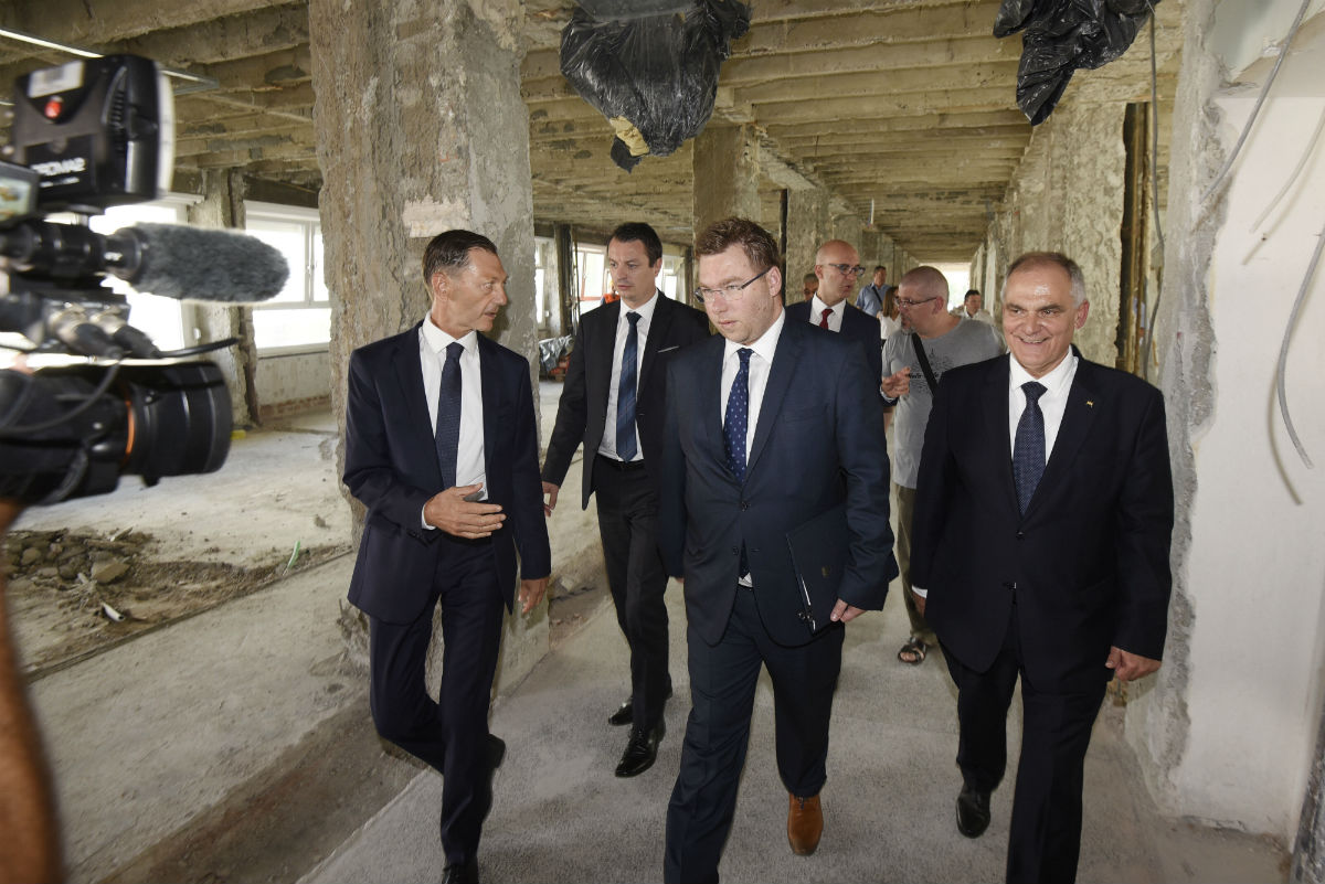 U Splitu potpisani milijunski ugovori za polikliniku i transfuzijski centar