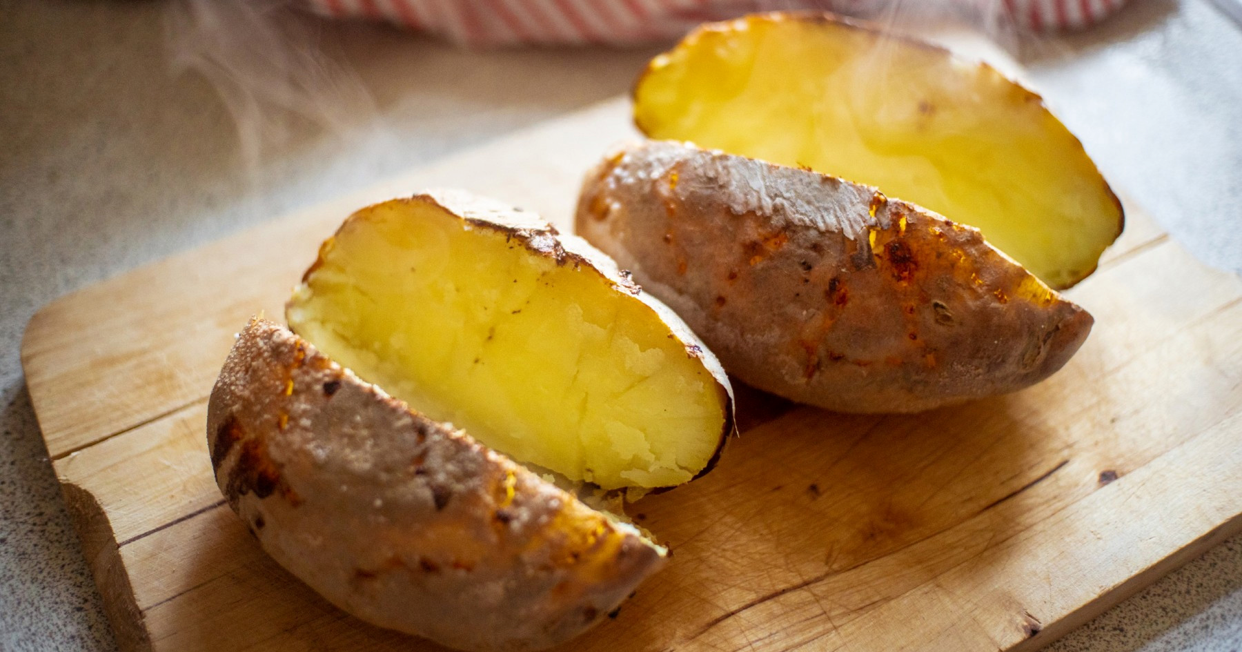 Trik za najhrskaviju koru pečenog krumpira, pecite ga na ovoj temperaturi