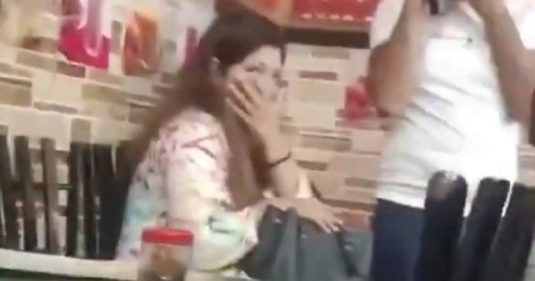 VIDEO Pakistanci napali ženu zbog slova na haljini, prijetili linčem 