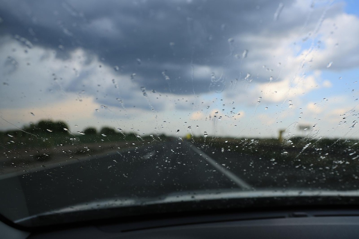 Jak pljusak i vjetar stigli do Zagreba, pala temperatura. Sloveniju pogodila tuča