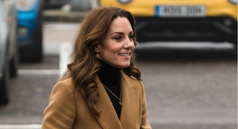 Kate Middleton prošetala u suknji iz Zare koja trenutno košta 80 kuna