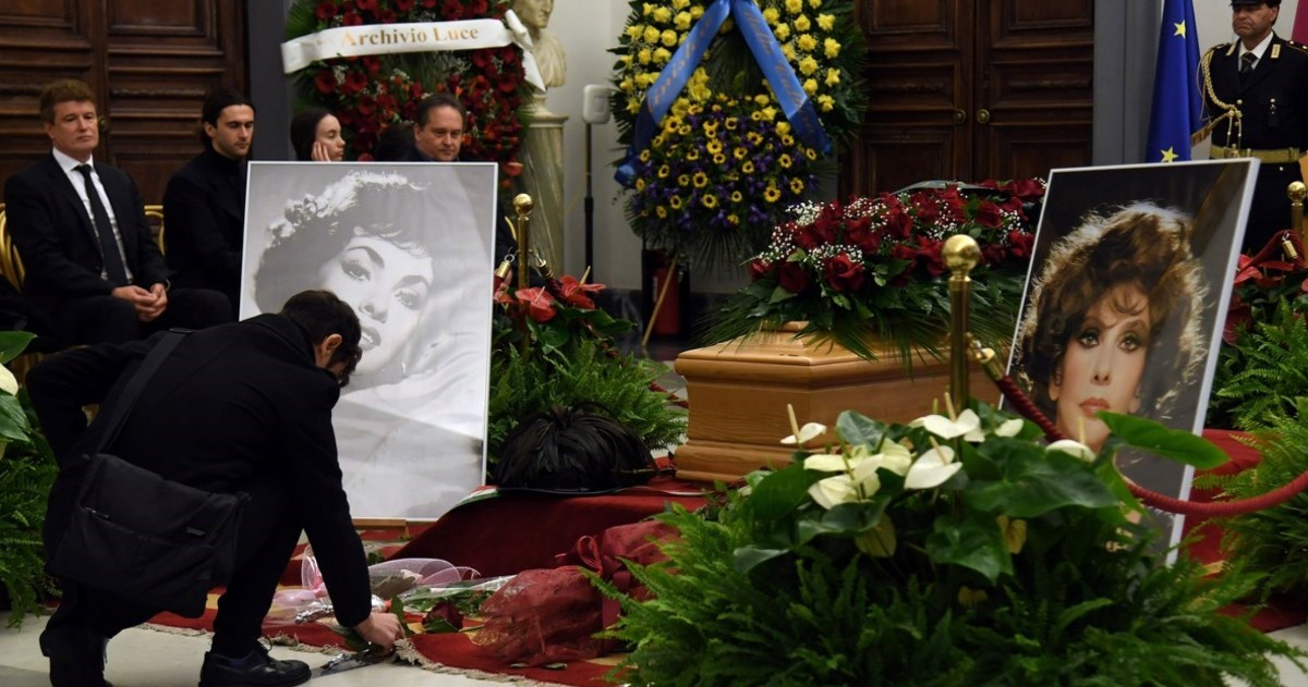 Ljudi se opraštaju od Gine Lollobrigide, uz glumičin lijes postavljeni njeni portreti