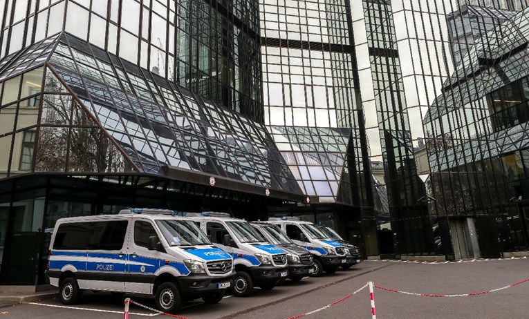 Policija upala u najveću njemačku banku, pala vrijednost dionica za pet posto