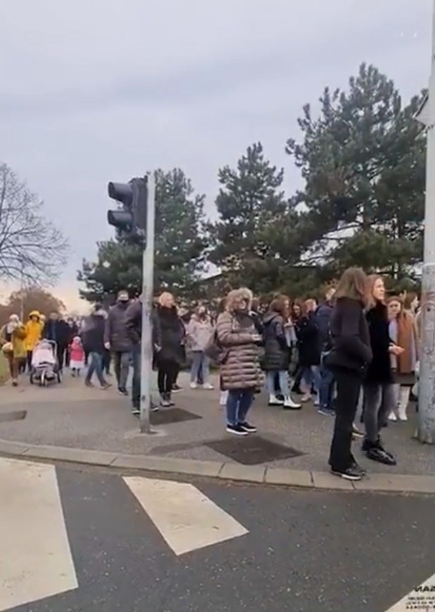VIDEO U crkvi smije biti 25 ljudi. Ovo je kolona koja ide iz kruga crkve u Zagrebu
