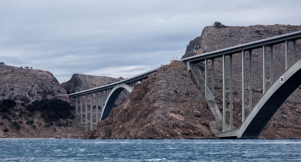 Olujna bura prevrnula kamper kod Krčkog mosta, Talijanka prevezena u bolnicu