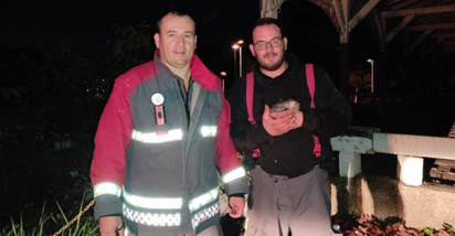 Vatrogasci iz Legrada po mraku i kiši popeli se na derutni krov da spase mačića