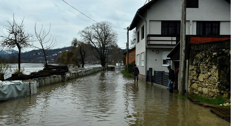 U Hrvatskoj Kostajnici se zbog poplava sastao stožer. Na terenu vatrogasci, vojska...