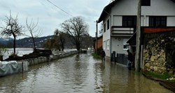 U Hrvatskoj Kostajnici se zbog poplava sastao stožer. Na terenu vatrogasci, vojska...