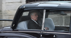 Okupljeni ispred Buckinghamske palače izviždali Charlesovog problematičnog brata