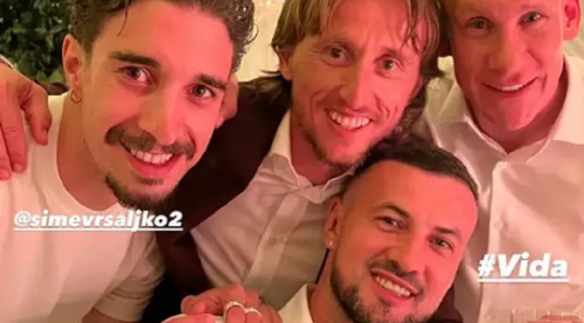 Modrić s cigarom, Vida pije kratke, Vrsaljko s gipsom na svadbi: "Bagudine reunited"