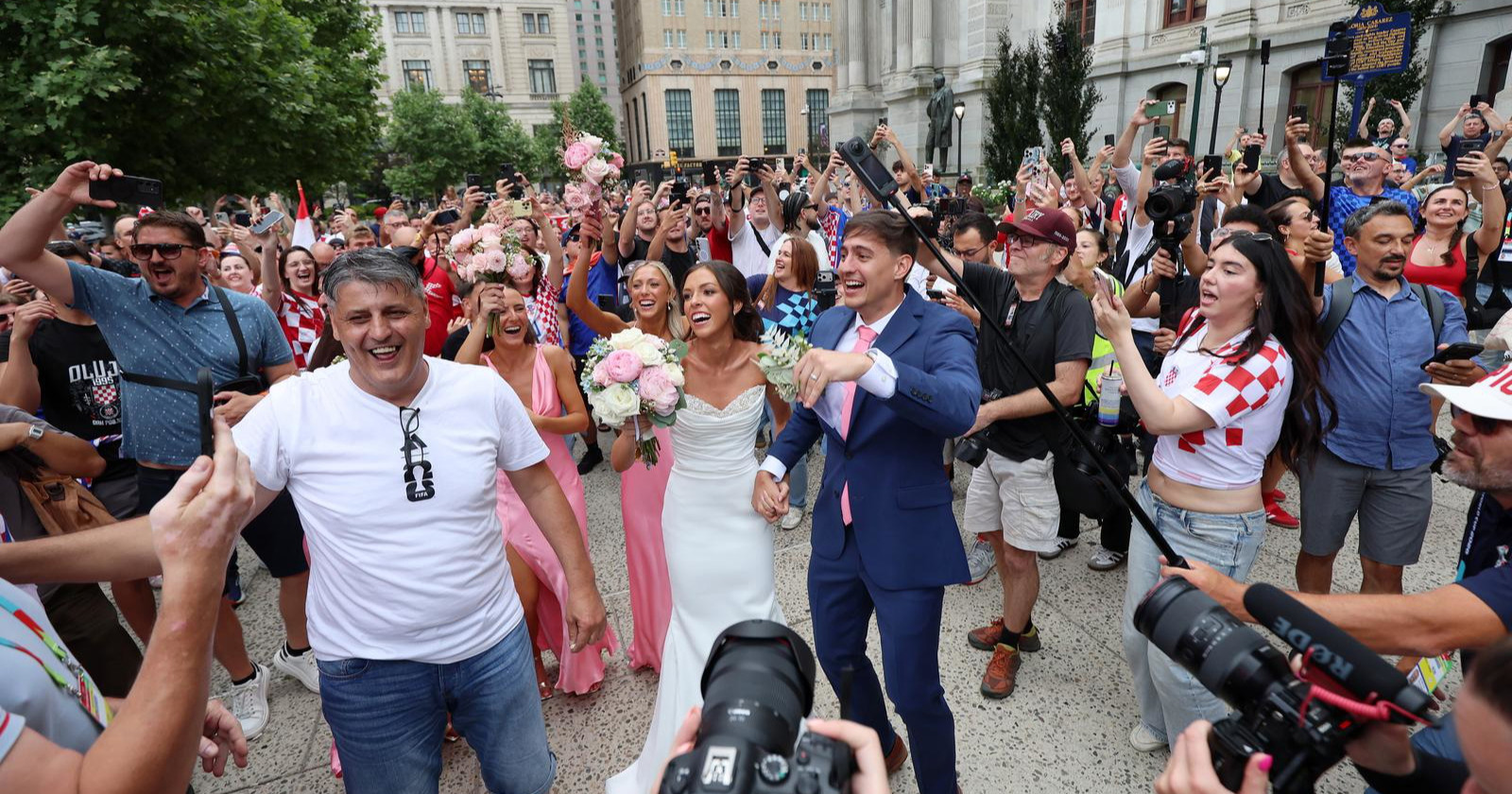 Mladenci izašli iz vijećnice u Philadelphiji, okružili ih hrvatski navijači