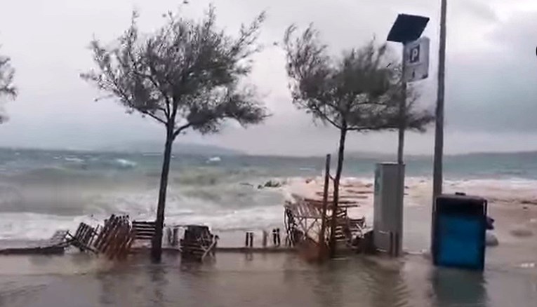 Orkansko jugo i valovi od 6 metara u Dalmaciji. Razbijeni auti, rive pod vodom